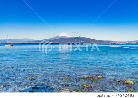静岡県沼津市西浦の海岸と富士山 静岡県沼津市西浦の海岸と富士山 74542492