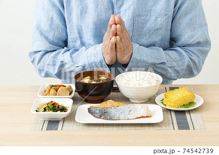 和食を食べる男性 74542739