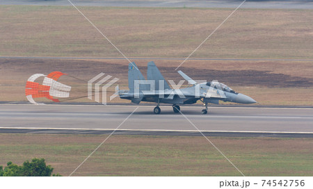 マレーシア空軍スホーイSu-30MKM着陸 マレーシア空軍スホーイSu-30MKM着陸 74542756