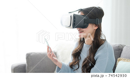 リビングでVRを楽しむ女性 リビングでVRを楽しむ女性 74542930