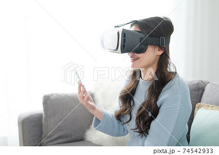 リビングでVRを楽しむ女性 リビングでVRを楽しむ女性 74542933