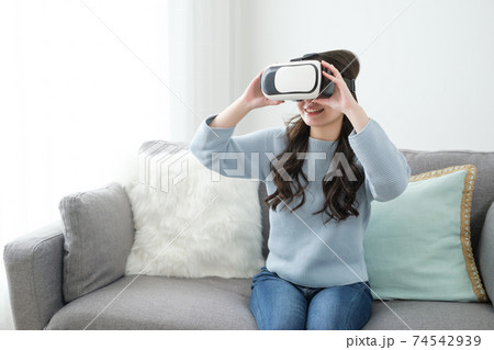 リビングでVRを楽しむ女性 リビングでVRを楽しむ女性 74542939
