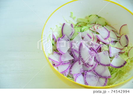 鮮やかな野菜の調理 鮮やかな野菜の調理 74542994