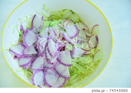 鮮やかな野菜の調理 74543060