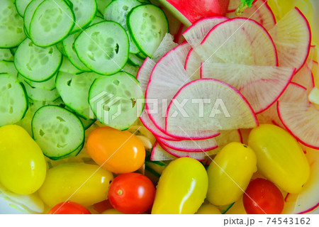 色鮮やかな野菜の調理 74543162