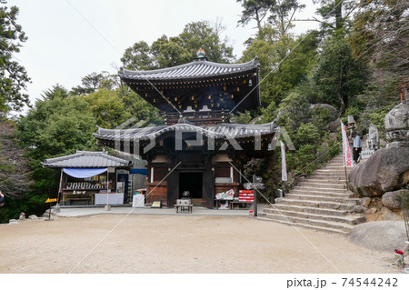 広島県　秋　安芸の宮島　弥山　霊火堂 74544242