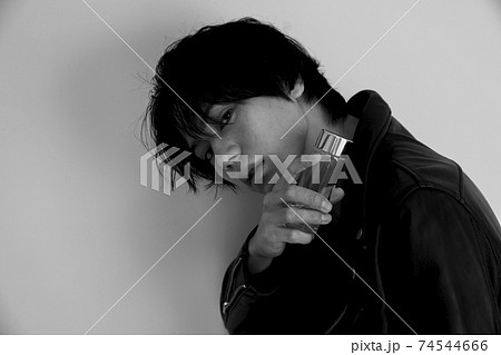 男性のメンズビューティーポートレート 74544666