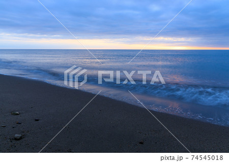 海 砂浜 夕日 冬の日本海 海 砂浜 夕日 冬の日本海 74545018