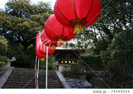 長崎ランタン祭りの提灯に彩られた崇福寺 長崎ランタン祭りの提灯に彩られた崇福寺 74545033