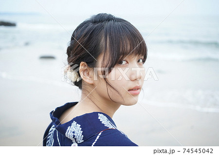 海で浴衣を着た女の子 74545042
