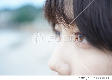遠くを見つめる女の子の瞳 74545043