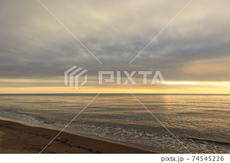 海 夕日 夕暮れ 冬の日本海の写真素材