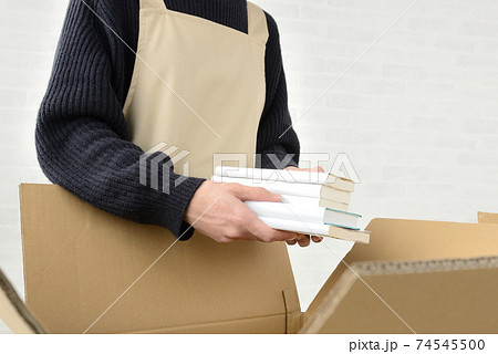荷造りをする女性 74545500