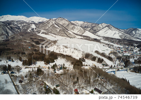 落倉から見る栂池パノラマ橋と栂池高原・白馬乗鞍スキー場　長野県白馬村（ドローンによる空撮） 74546739