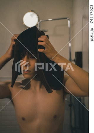 シャワーの後 髪の毛をタオルで拭く男性の写真素材