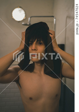 シャワーの後、髪の毛をタオルで拭く男性 74547024