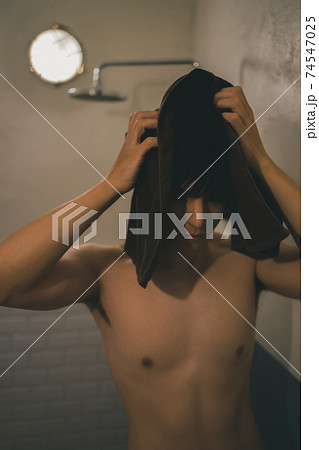 シャワーの後、髪の毛をタオルで拭く男性 74547025