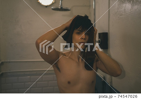シャワーの後、髪の毛をタオルで拭く男性 74547026