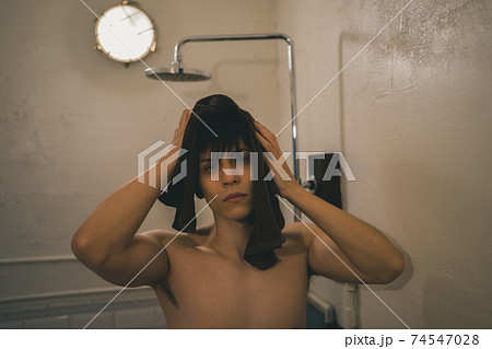 シャワーの後、髪の毛をタオルで拭く男性 74547028