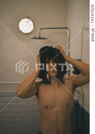 シャワーの後、髪の毛をタオルで拭く男性 74547029
