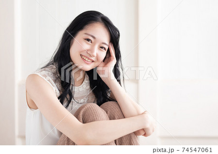 部屋で座っている女性 部屋で座っている女性 74547061
