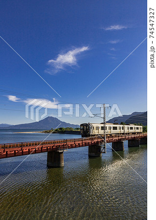JR日豊本線と桜島の風景 鹿児島県姶良市 JR日豊本線と桜島の風景 鹿児島県姶良市 74547327