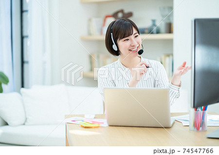 女性　テレワーク　在宅勤務　パソコン　オンラインミーティング 74547766