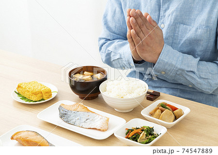 和食を食べる男性 和食を食べる男性 74547889