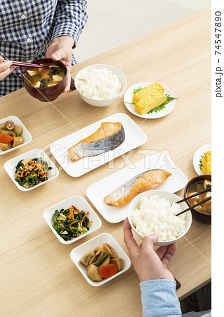 食事をする親子 74547890