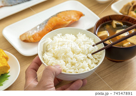 和食を食べる男性　ご飯 74547891