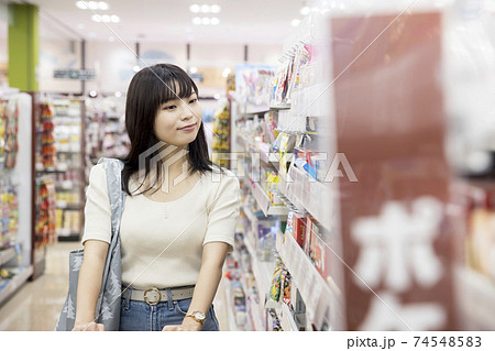 スーパーで買い物をする女性買い物客 スーパーで買い物をする女性買い物客 74548583