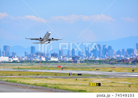 大阪国際空港　離陸 74549103