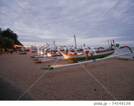 バリ　サヌール海岸の船 74549136