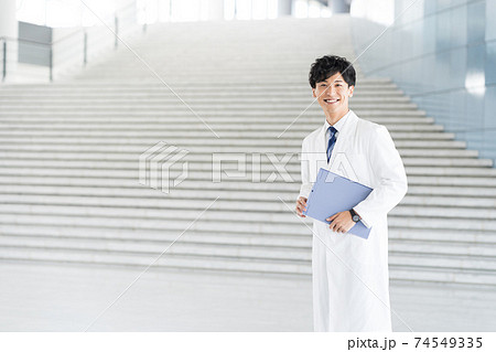 病院で働く若い薬剤師 74549335