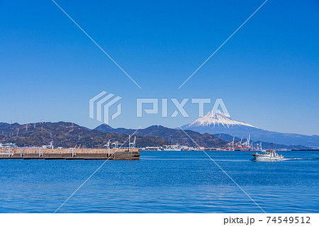 (静岡県)清水港に入る船舶と富士山 (静岡県)清水港に入る船舶と富士山 74549512