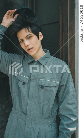 つなぎを着た男性 74550019