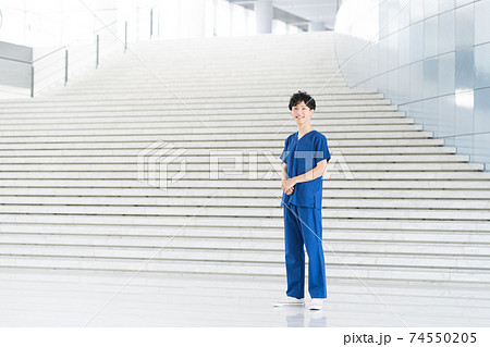病院で働く若い医師 74550205