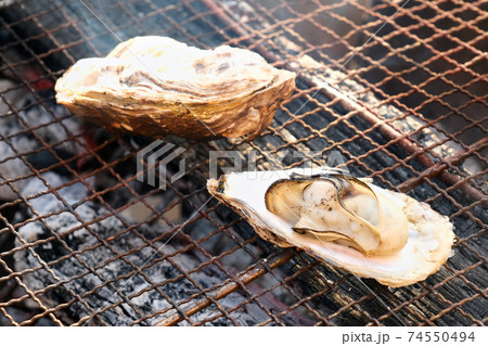 殻付かきの炭火焼　焼き牡蠣 74550494