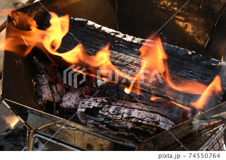 焚き火の炎　火　ファイヤー　燃える木 74550764