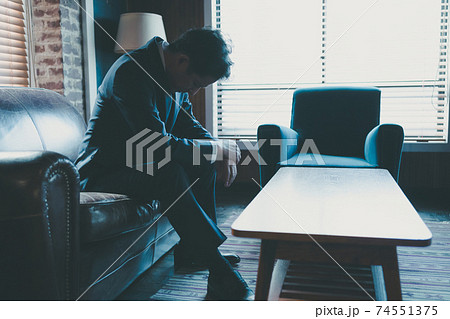 うなだれる50代ビジネスマン 74551375