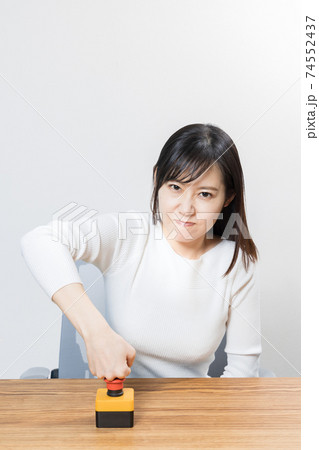 スイッチを押す女性 74552437