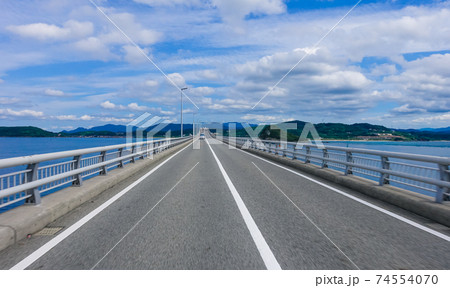 角島大橋を渡る 74554070
