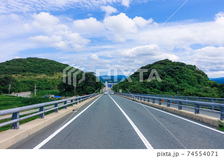 角島大橋を渡る（角島） 74554071