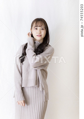 かわいい女子学生・若手OL ホワイトバックでのポージング かわいい女子学生・若手OL ホワイトバックでのポージング 74555203