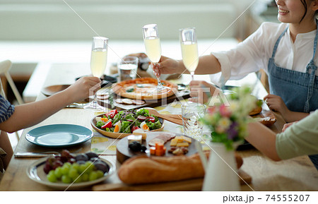 ホームパーティーを楽しむ女性 74555207