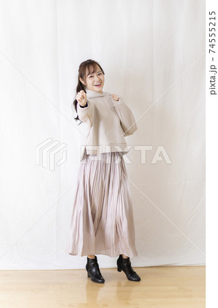 かわいい女子学生・若手OL ホワイトバックでのポージング かわいい女子学生・若手OL ホワイトバックでのポージング 74555215