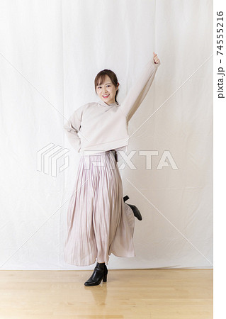 かわいい女子学生・若手OL ホワイトバックでのポージング 74555216
