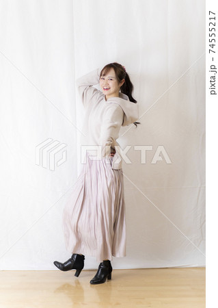 かわいい女子学生・若手OL ホワイトバックでのポージング 74555217