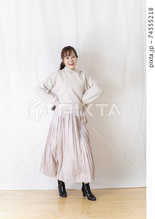かわいい女子学生・若手OL ホワイトバックでのポージング かわいい女子学生・若手OL ホワイトバックでのポージング 74555218