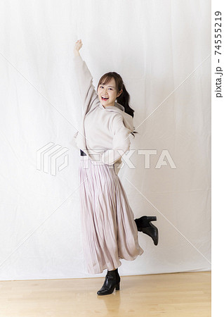 かわいい女子学生・若手OL ホワイトバックでのポージング 74555219